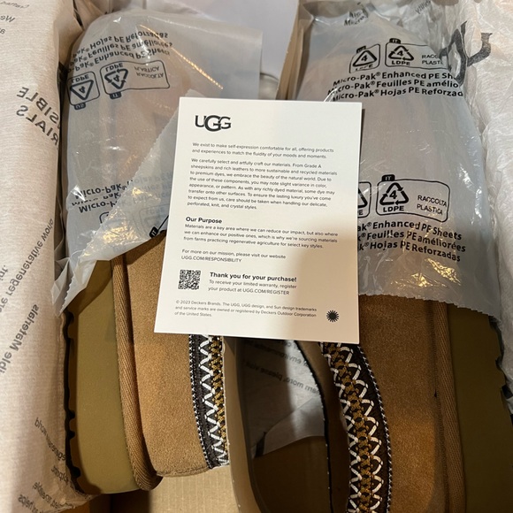 UGG Tan Sole with Textured Design - Picture 1 of 5